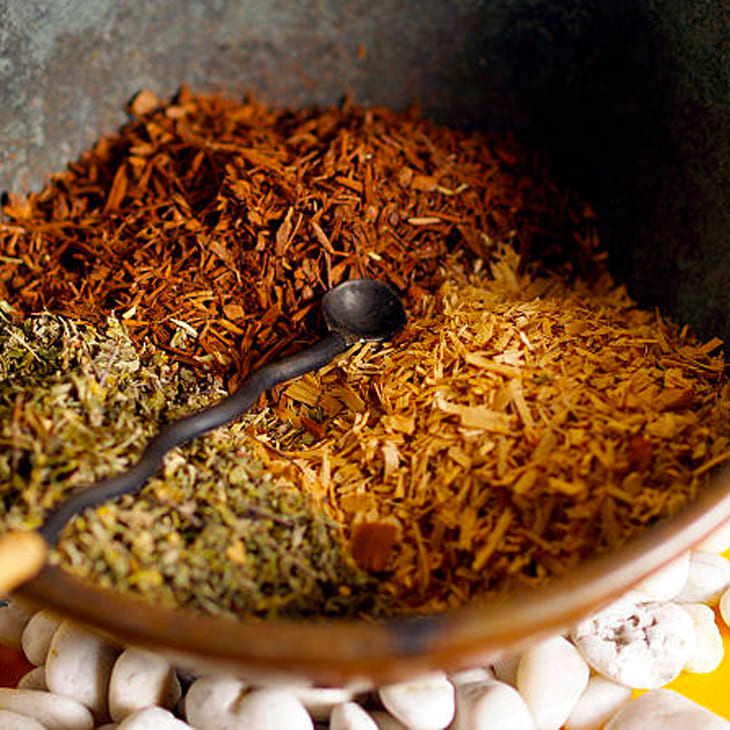 Herbal blend with natural ingredients